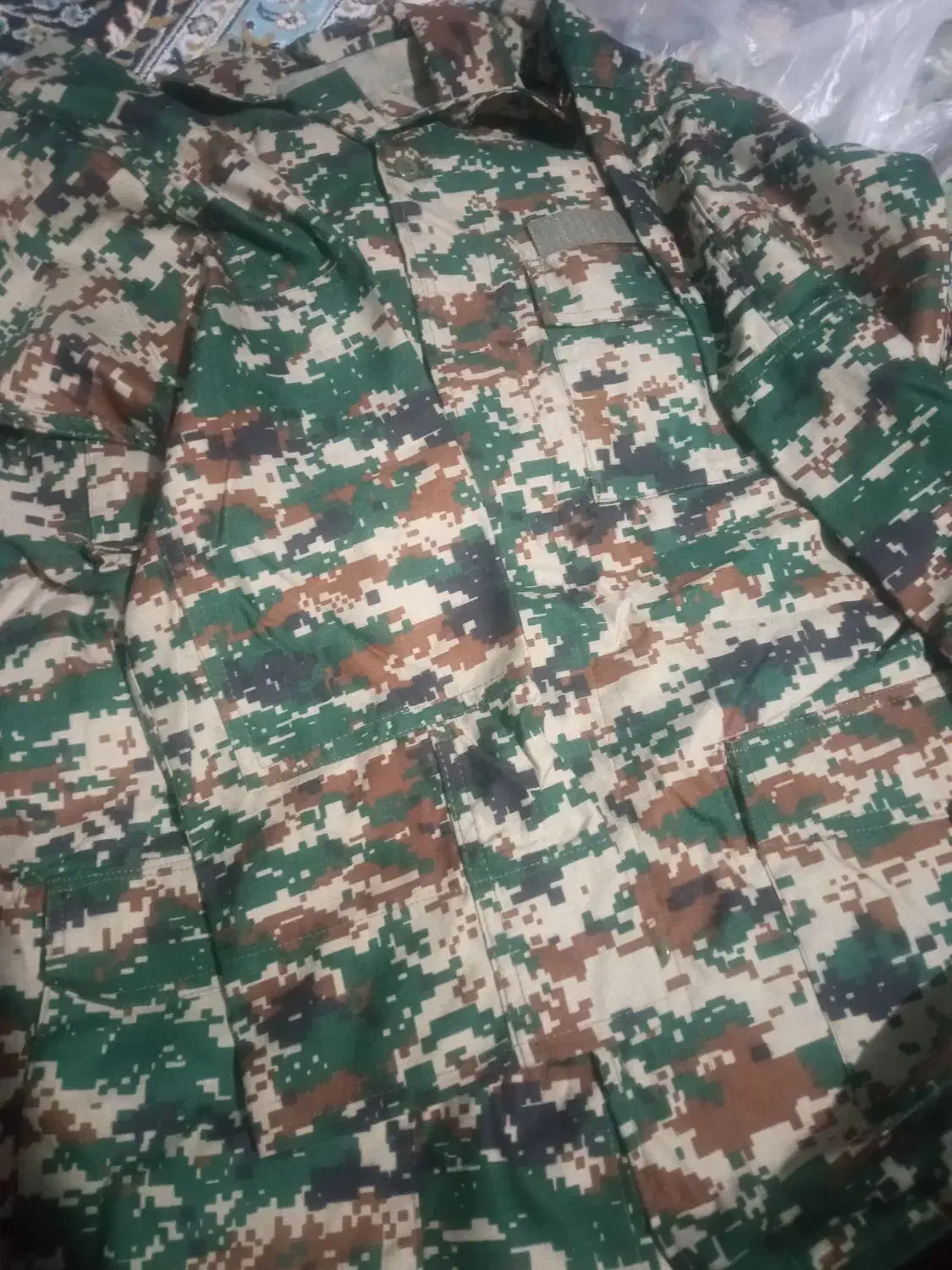 پوتین و لباس نظامی|لباس|شیراز, فرگاز|دیوار