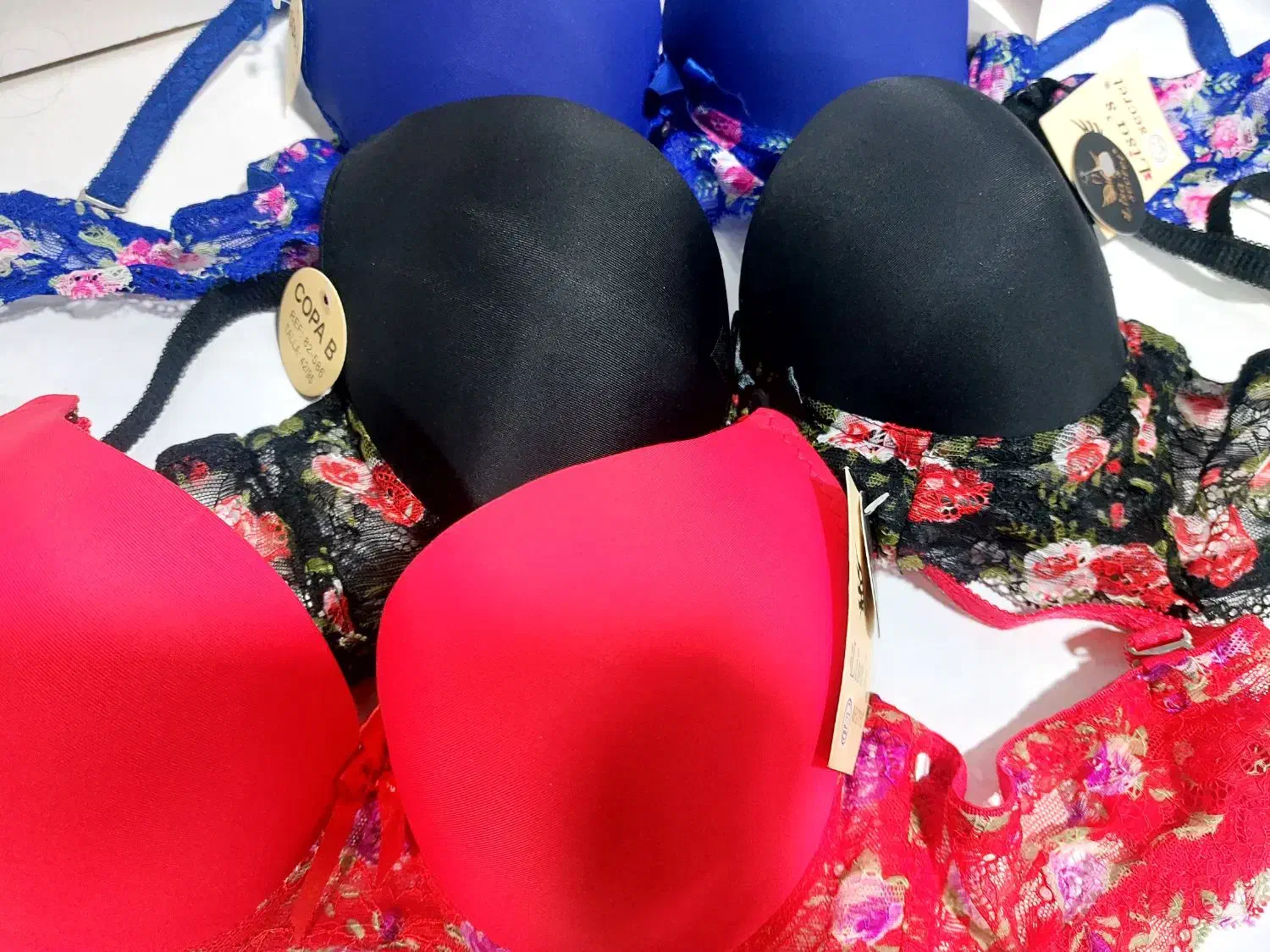 تعدادی لباس زیر نو|لباس|فولادشهر, A4|دیوار