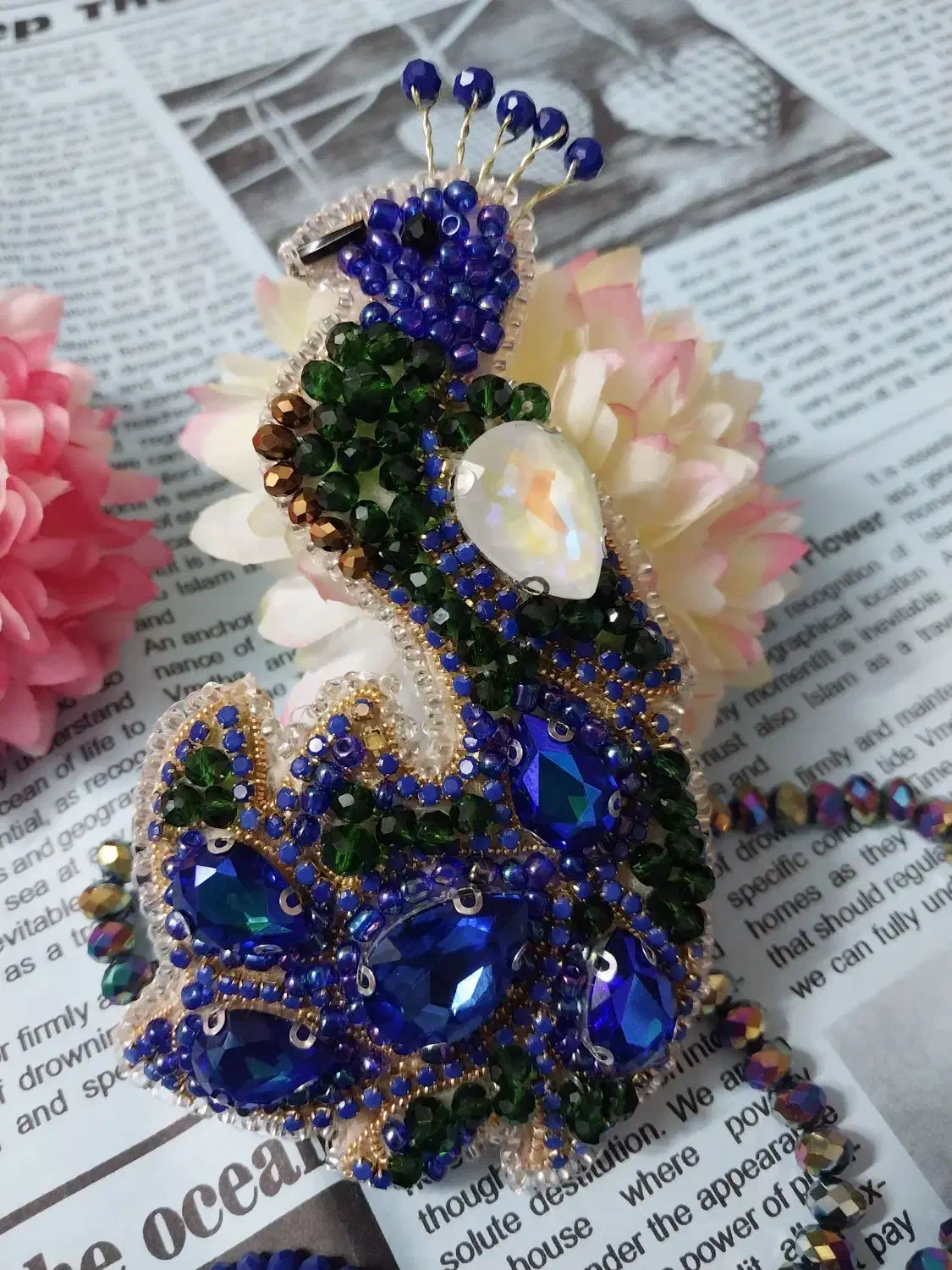 سنجاقسینه طاووس جواهردوزی|زیورآلات و اکسسوری|مهریز, |دیوار