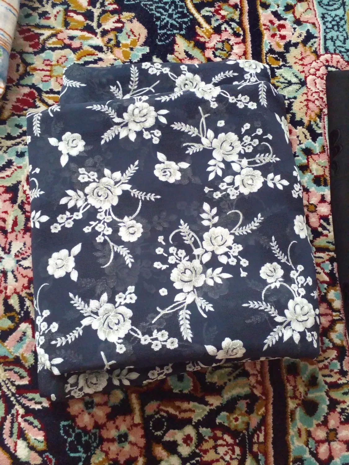 چادر رنگی و مشکی|لباس|گلبهار, شهر جدید گلبهار|دیوار