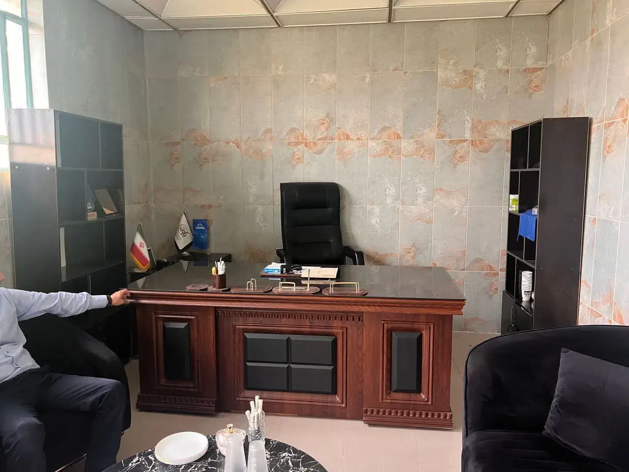 میز مدیریت همراه صندلی و ۲عدد بوفه|دفتر کار|کرمانشاه, |دیوار