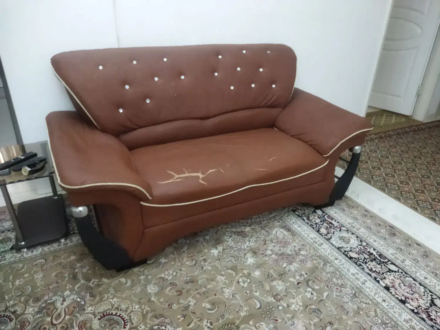 یک ست مبل و یک تخت خواب دو نفره|مبلمان خانگی و میز عسلی|بندرعباس, |دیوار