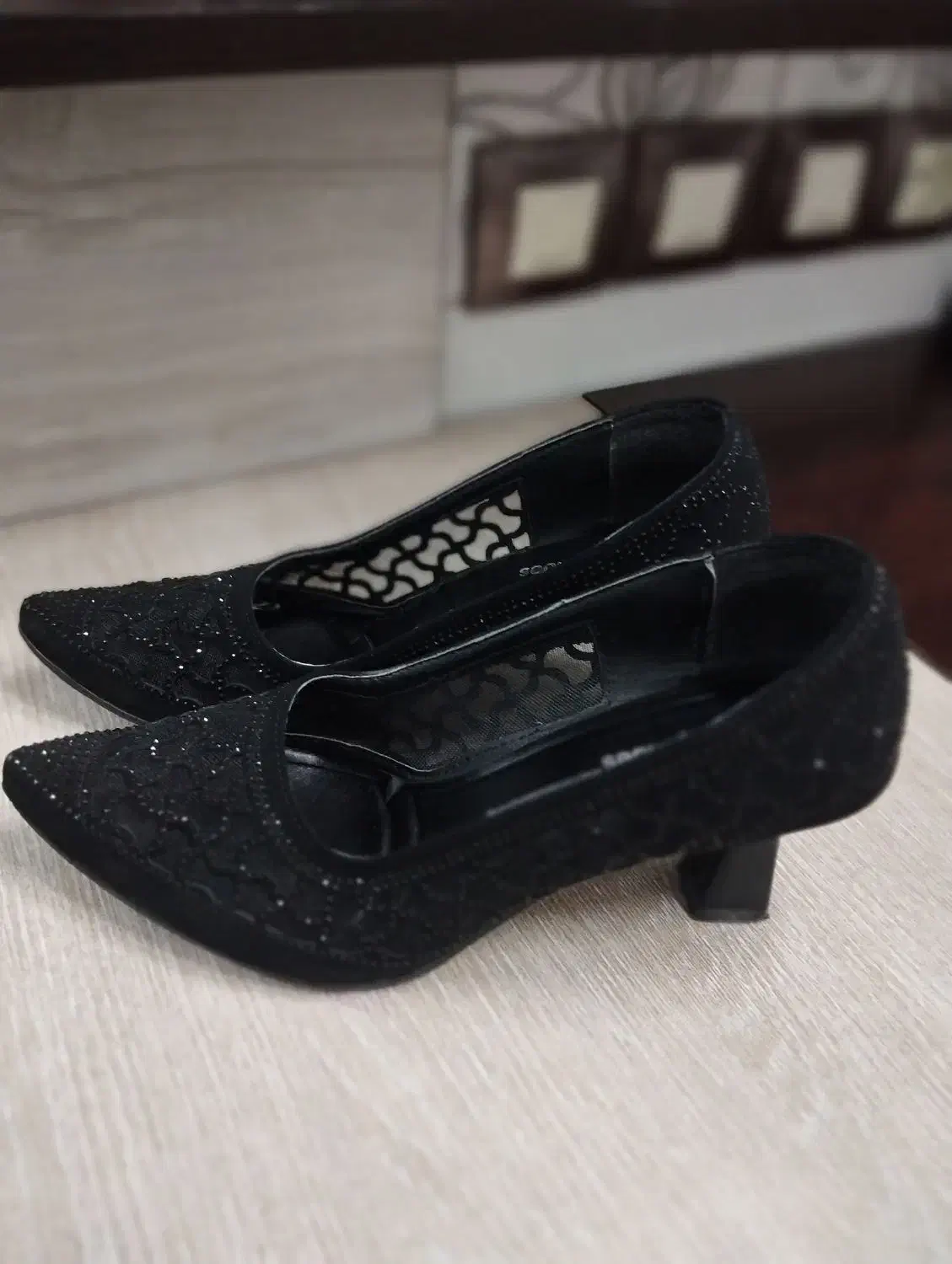 کفش مجلسی|کیف، کفش، کمربند|ری, شهرک نظامی|دیوار