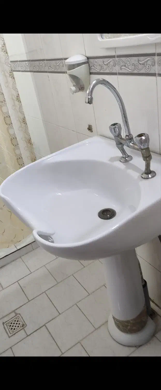 تجهیزات آرایشگاهی|آرایشگاه و سالنهای زیبایی|گرمسار, |دیوار