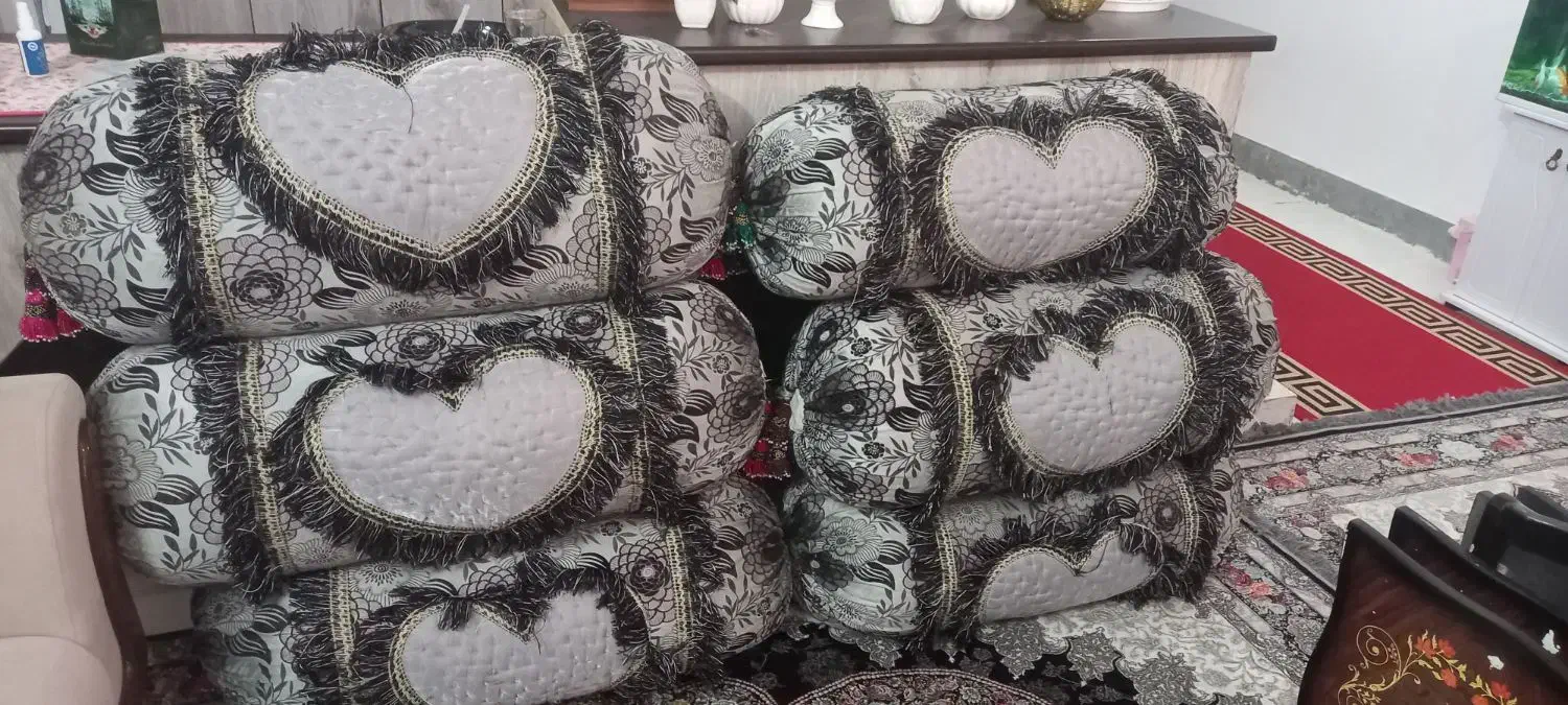 ۶ عدد بالشت لوله ایی سالم|رختخواب، بالش، پتو|زاهدان, |دیوار