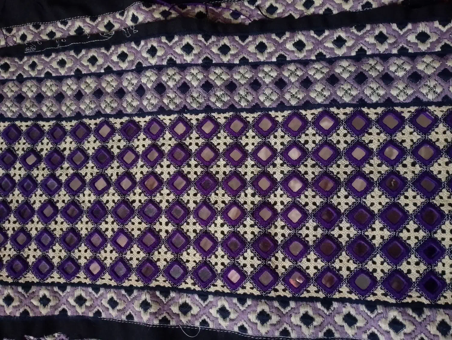 زیاستین هزار اینه|لباس|دشتیاری, |دیوار