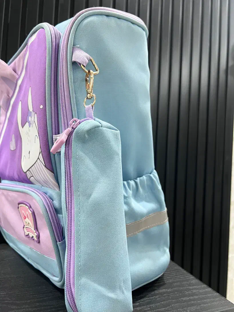 کیف مدرسه|کیف، کفش، کمربند|رشت, فلسطین|دیوار