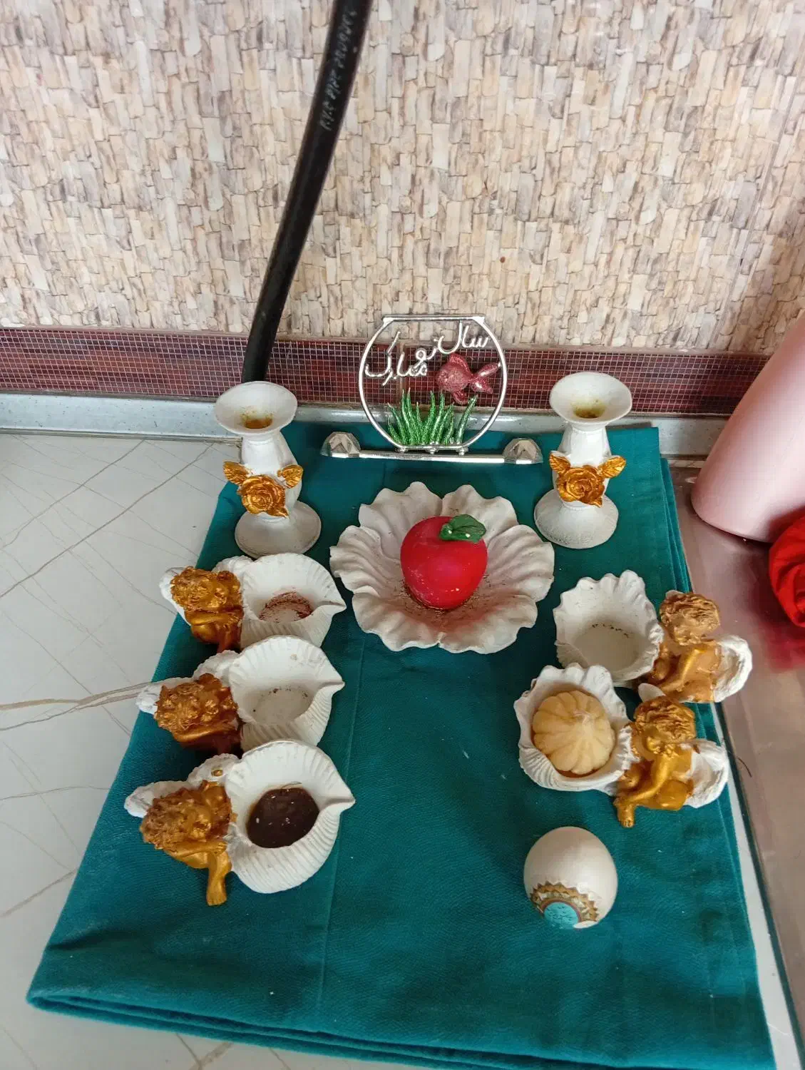 هفت سین فرشته|کلکسیون اشیاء عتیقه|قدس, شهر‌قدس|دیوار