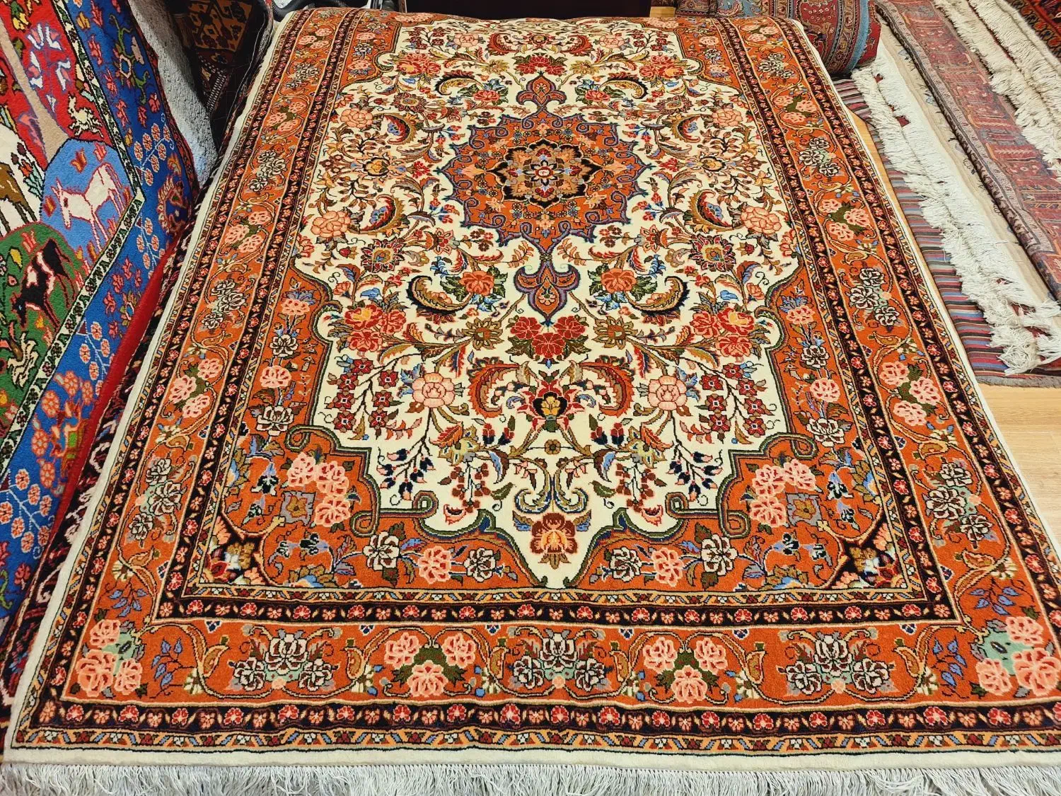 قالیچه دستباف آهنین زمینه روشن|فرش|تهران, اکباتان|دیوار