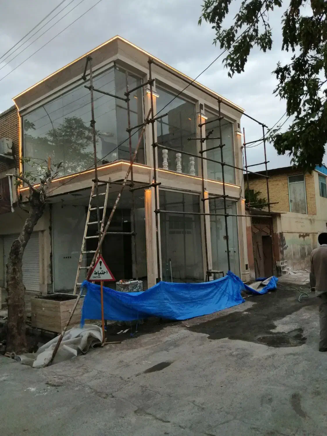 شیشه سکوریت وکرکره های برقی|خدمات پیشه و مهارت|کرمان, |دیوار