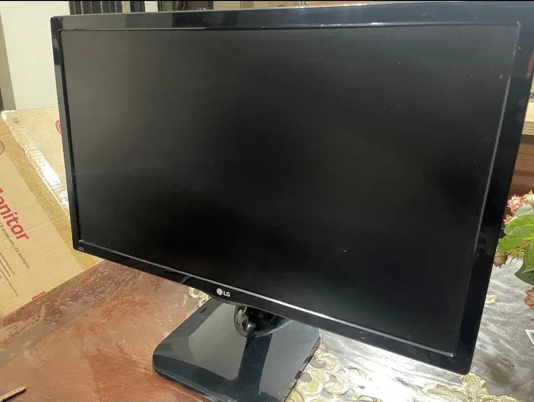 مانیتور LG 24|قطعات و لوازم جانبی رایانه|شیراز, بعثت|دیوار