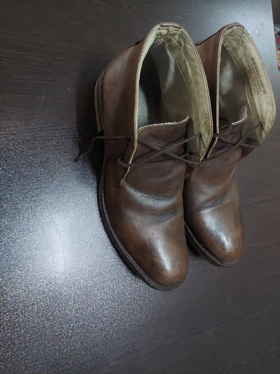 کفش چرم|کیف، کفش، کمربند|آفتاب, |دیوار