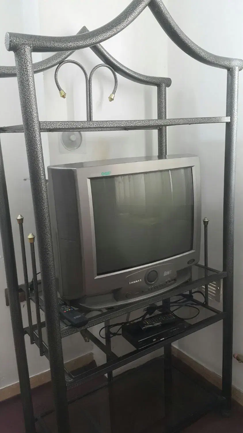 تلویزیون دیجیتال میز تلویزیون|تلویزیون و پروژکتور|همدان, |دیوار