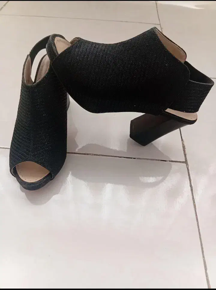 کفش مجلسی|لباس|مشهد, عبادی|دیوار