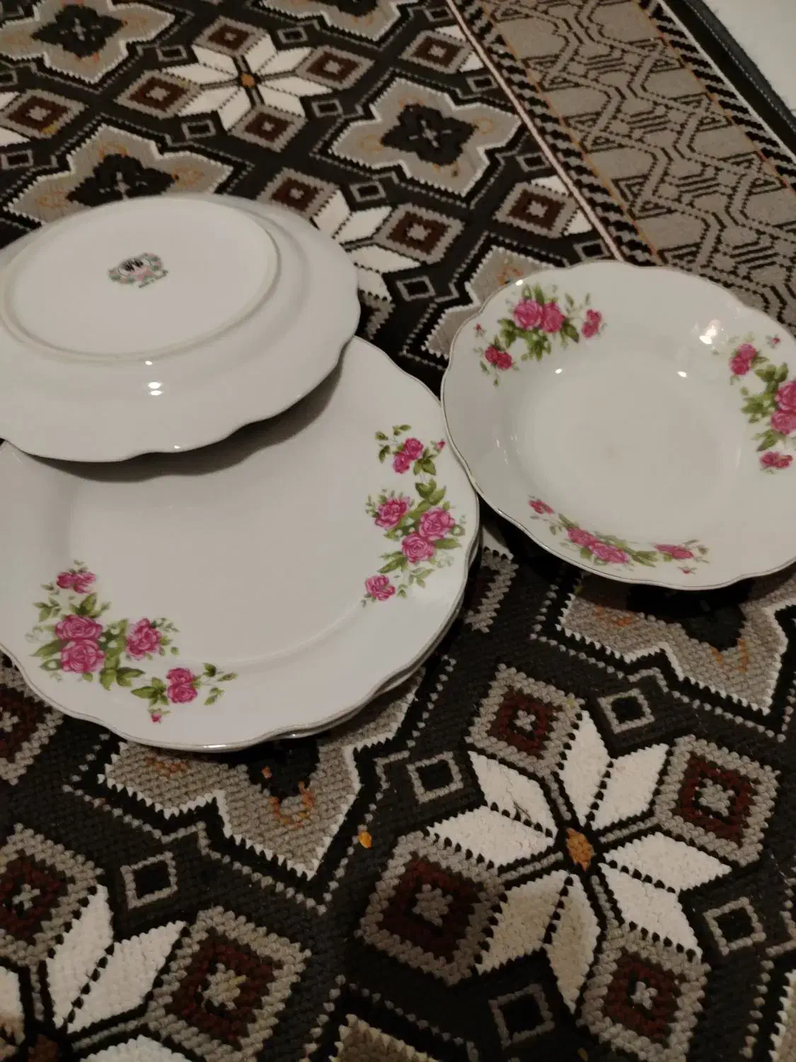 سرخ کن بزرگ وچینی گل سرخ|ظروف پختوپز|کرمانشاه, |دیوار