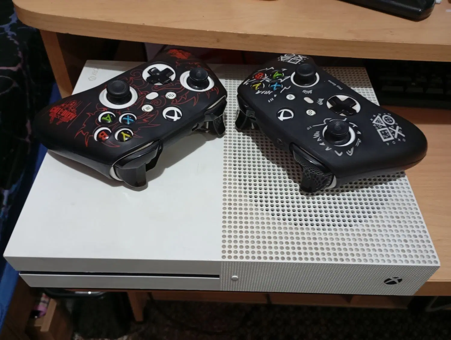 Xbox One S 1TB دو دسته فول گیم تمیز|کنسول، بازی ویدئویی و آنلاین|شیراز, محراب|دیوار