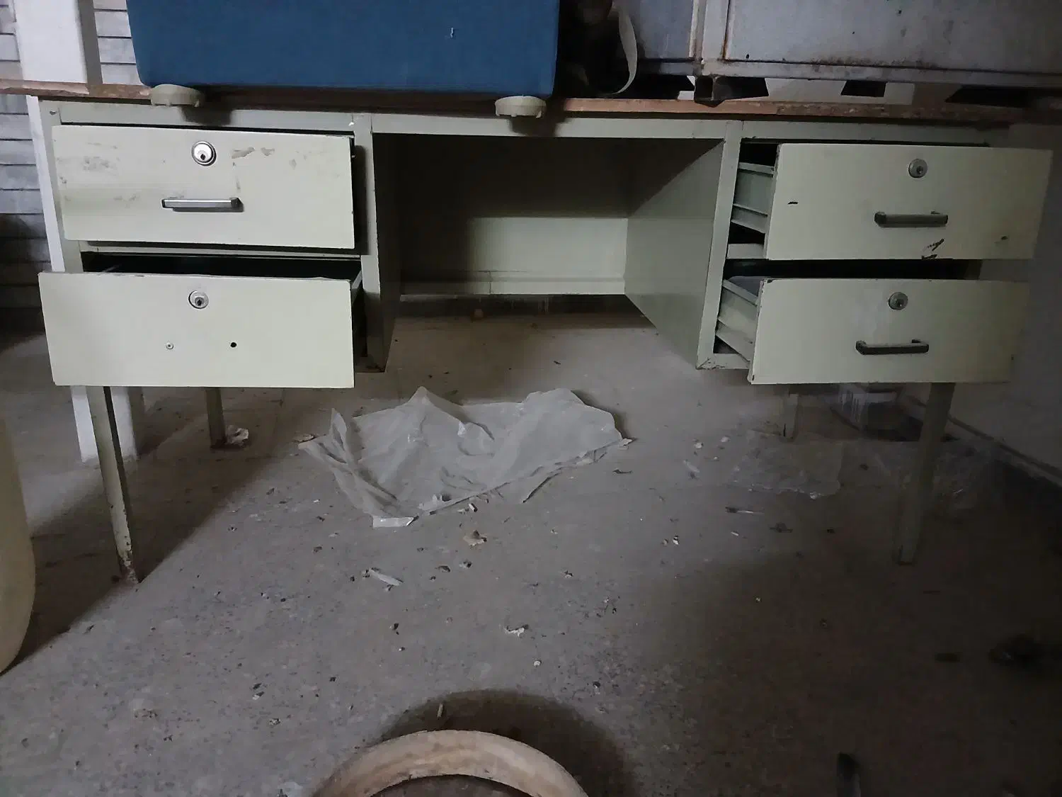 میز فلزی|دفتر کار|خمینی‌شهر, |دیوار