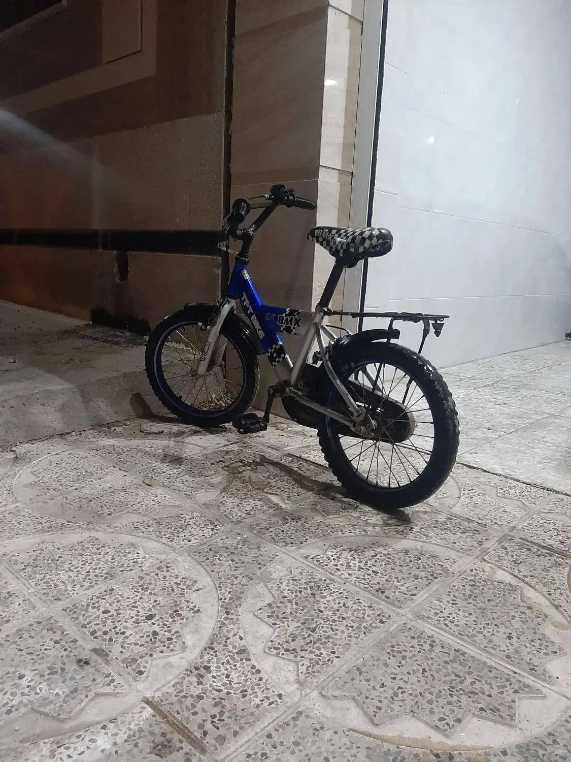 دوچرخه ۱۶|دوچرخه، اسکیت، اسکوتر|صدرا-فارس, فاز ۱|دیوار