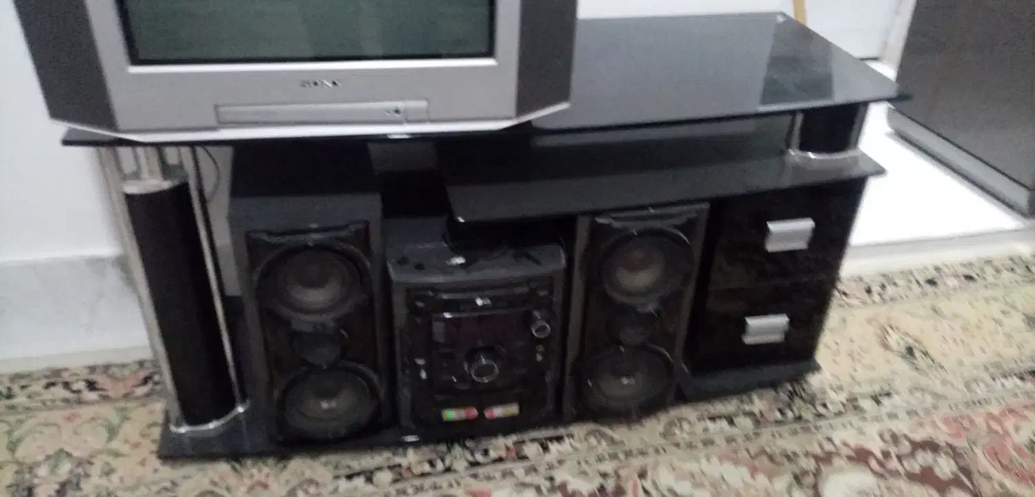 تلویزیون میز تلویزیون و یک ضبط با دو باند|میز تلویزیون|تربتحیدریه, مظفریه|دیوار