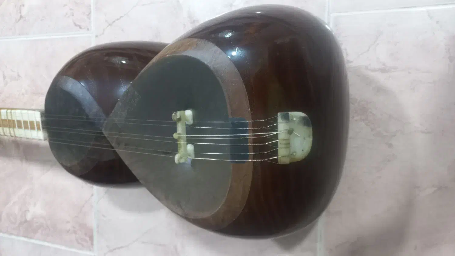 تار قدیمی سه مهر استاد چایچی|سازهای سنتی|همدان, |دیوار