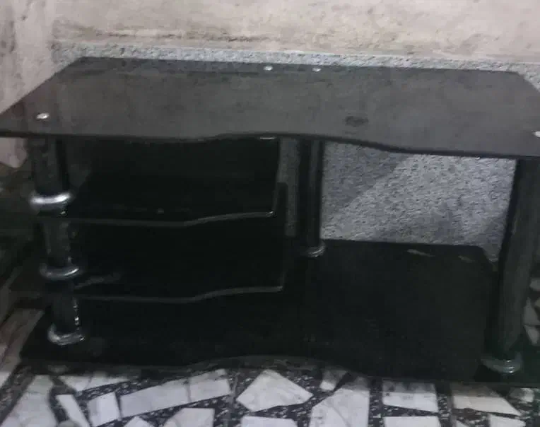 میز تلوزیون شیشه ای (فروش فوری)|میز تلویزیون|لنگرود, |دیوار