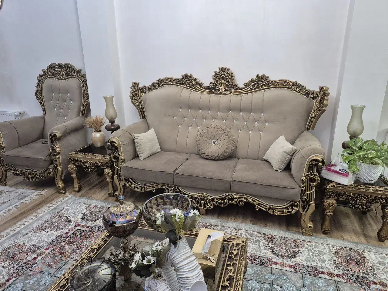 مبل سلطنتی ۷ نفره|مبلمان خانگی و میز عسلی|تولم شهر, |دیوار