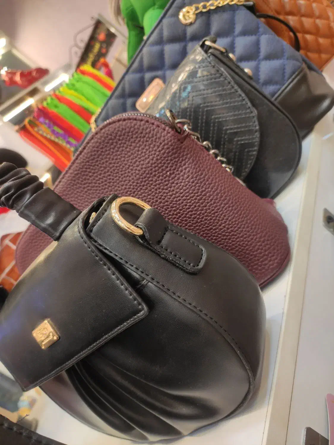 تعداد محدود کیف به علت تغییر صنف|کیف، کفش، کمربند|قشم, |دیوار