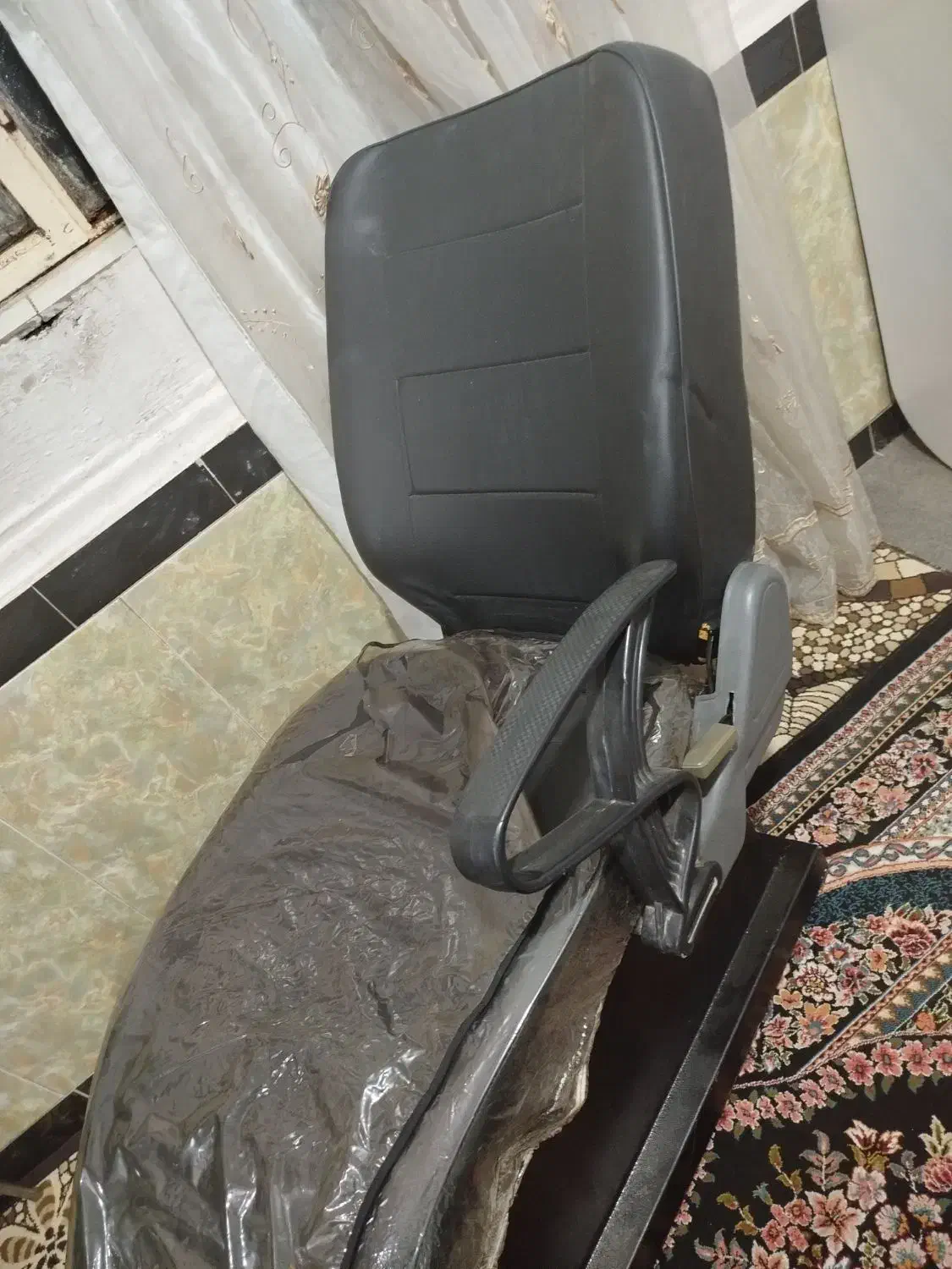 صندلی اصلاح در حد نو|آرایشگاه و سالنهای زیبایی|همدان, |دیوار