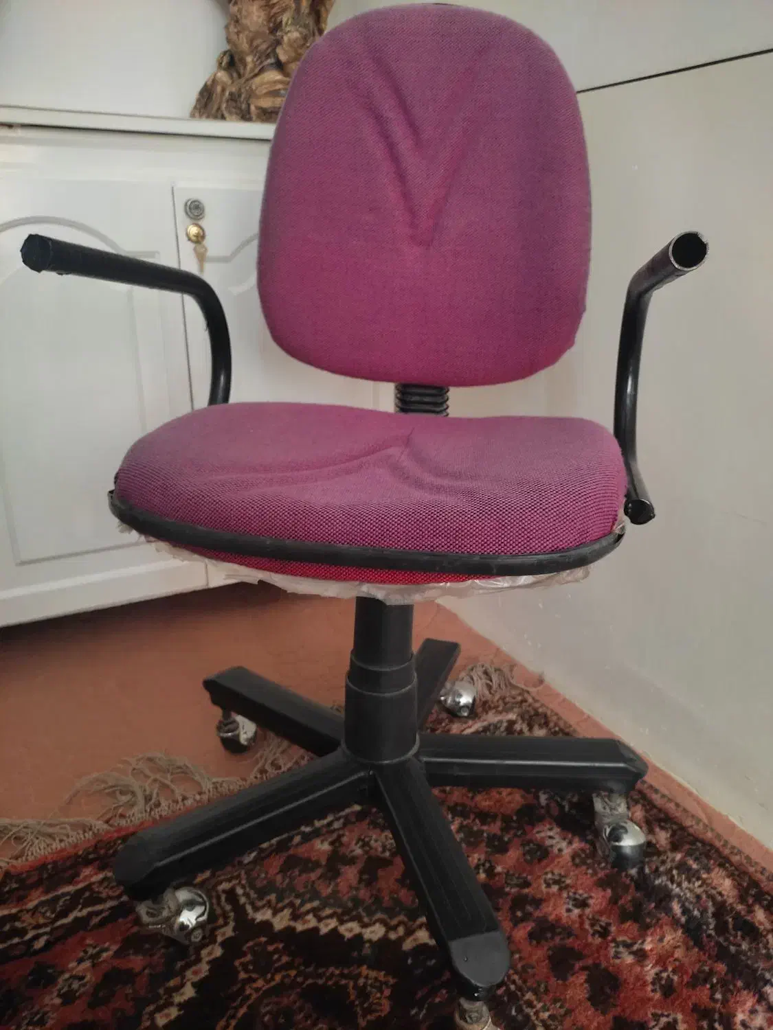 صندلی چرخ دار پشت میزی|صندلی و نیمکت|جهرم, |دیوار