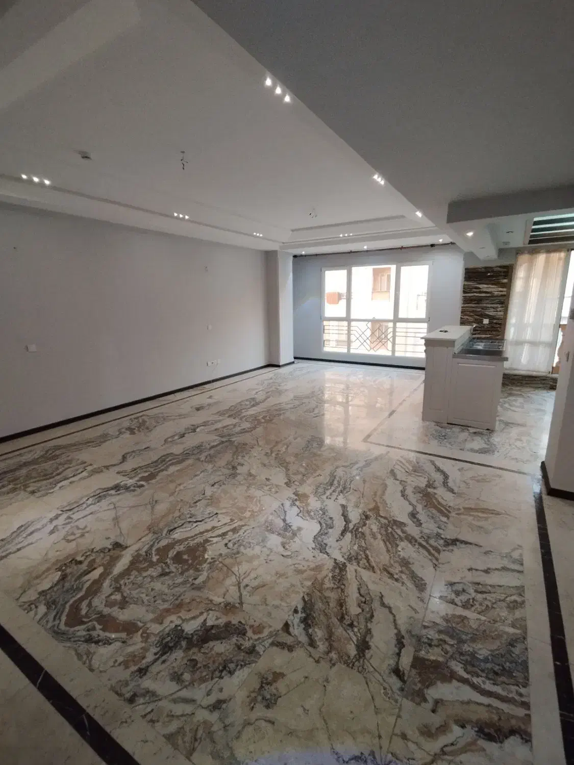 ۱۳۵متر فول چهارباغ شرقی تکواحدی ۴ ساله تخلیه