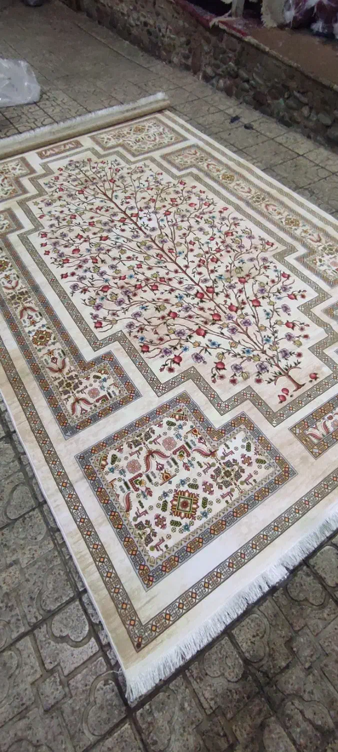 فرش ماشینی طرح دستباف نقشه درخت شکوفه کرم|فرش|تهران, امین حضور|دیوار