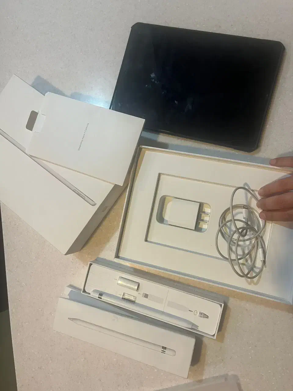 آیپد نسل ۹ به همراه قلم نوری|تبلت|تهران, شیراز|دیوار