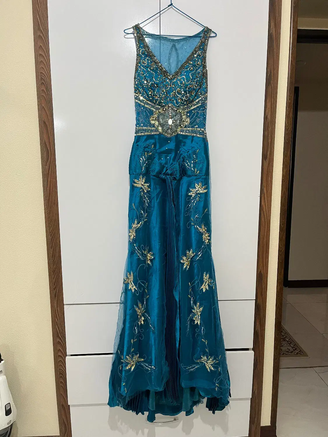 لباس مجلسی|لباس|شاهین‌شهر, اقبال لاهوری|دیوار