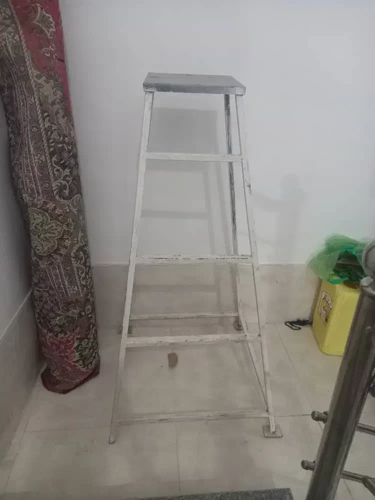 چهارپایه فلزی بسیارمحکم|صندلی و نیمکت|شیراز, کوشک میدان|دیوار