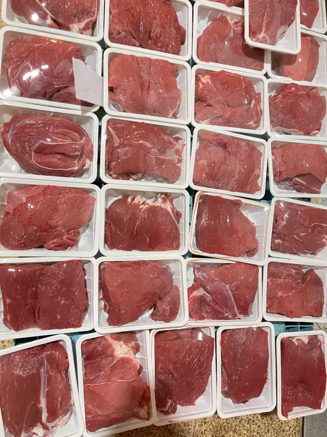 به چند نفر اقا و خانم جهت کار در بسته بندی گوشت|استخدام خدمات فروشگاه و رستوران|انزل, |دیوار