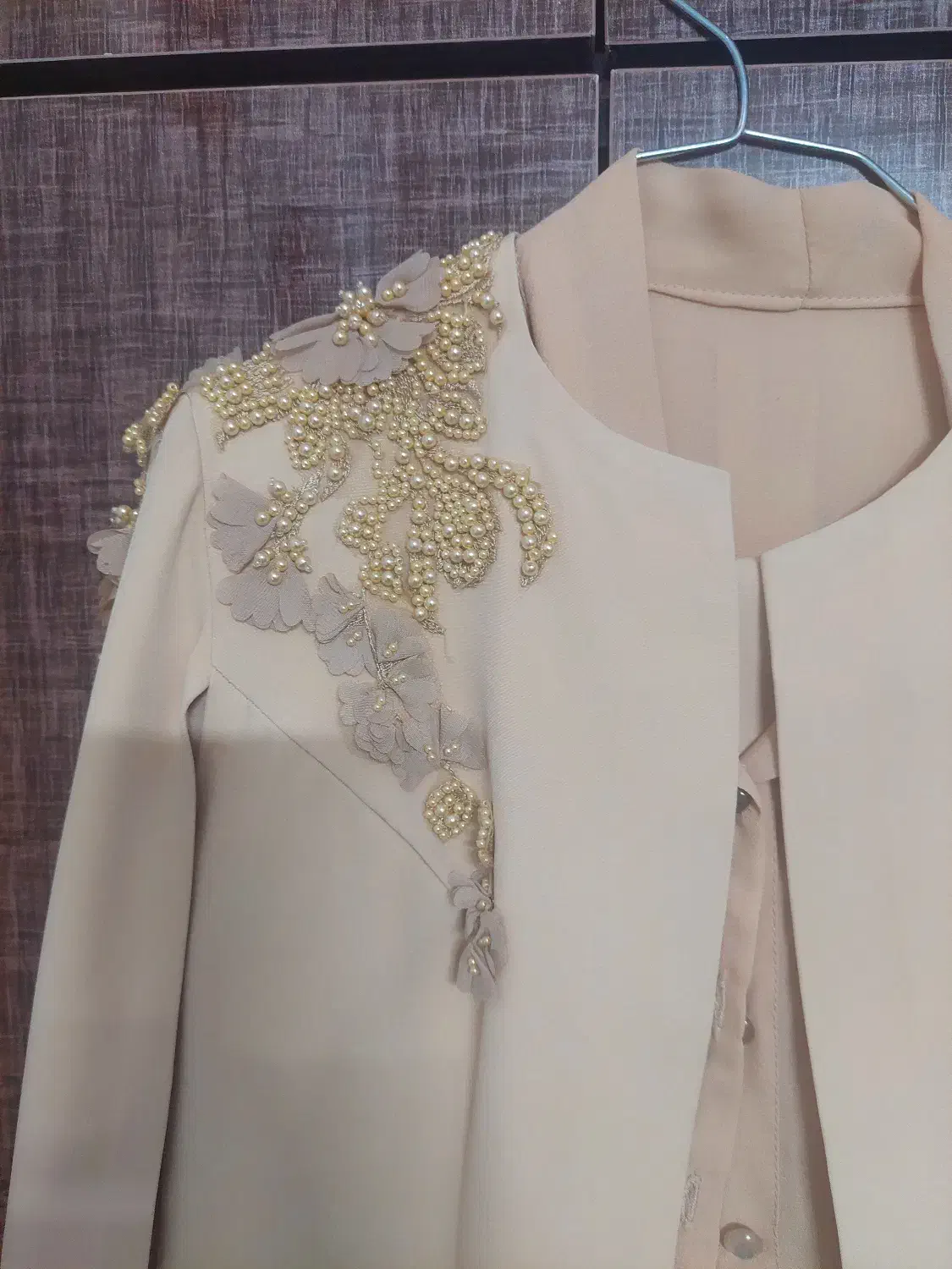 لباس مجلسی یا عقد|لباس|نیشابور, پاستور|دیوار