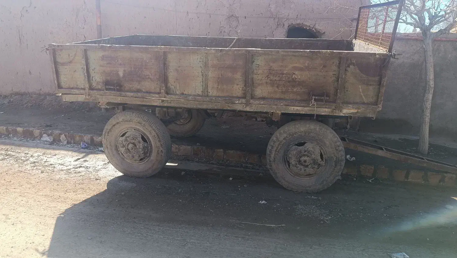 تریلی|ماشین‌آلات صنعتی|جغتای, |دیوار