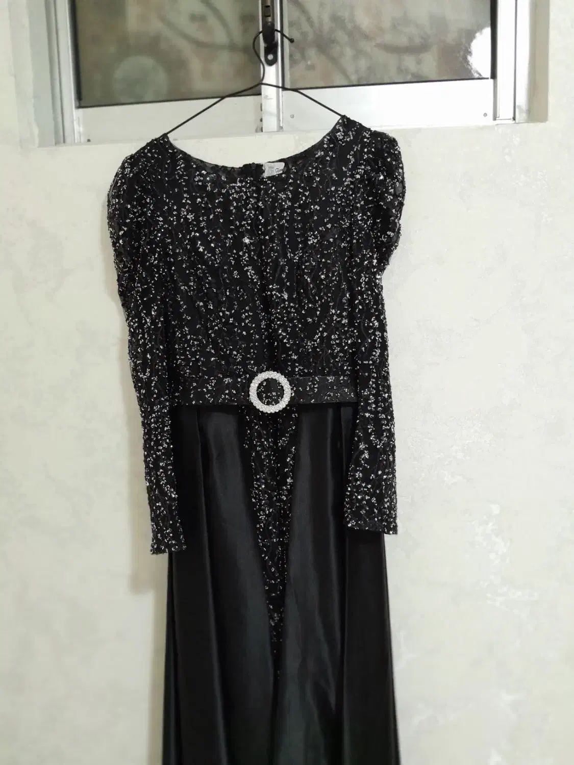 لباس مجلسی|لباس|مشهد, کارمندان دوم|دیوار