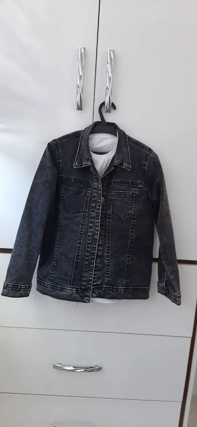 سه تیک جین|کفش و لباس بچه|میانه, |دیوار