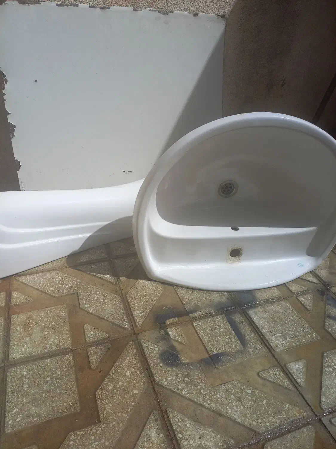 روشویی همراه پایه اش کارتن لباسشویی و تلویزیون|لوازم سرویس بهداشتی|کرمانشاه, |دیوار