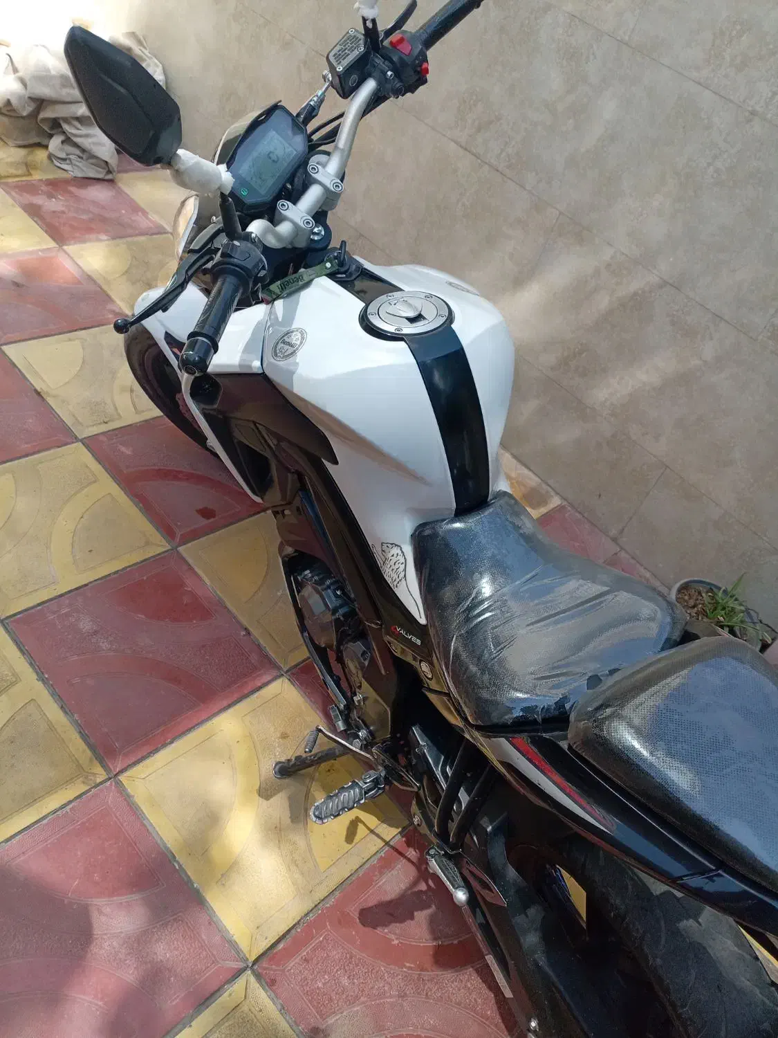 بنلی 180|موتورسیکلت|نیشابور, قلعه نو|دیوار