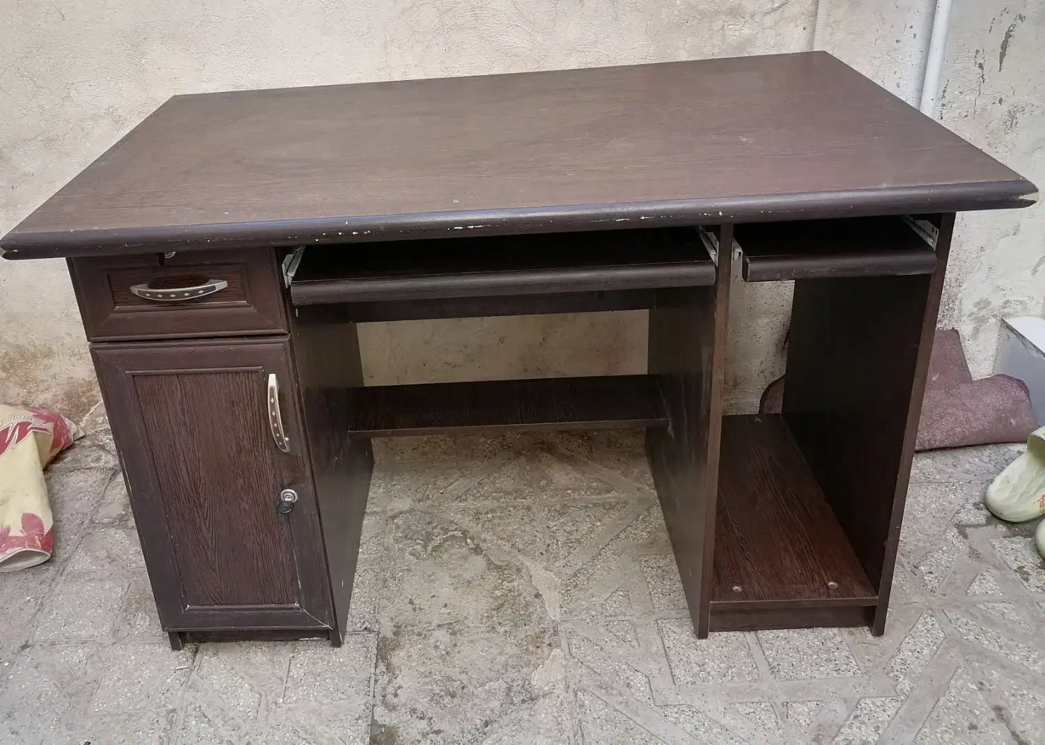 میز تحریر|میز تحریر و کامپیوتر|رباط‌کریم, رباط‌کریم|دیوار