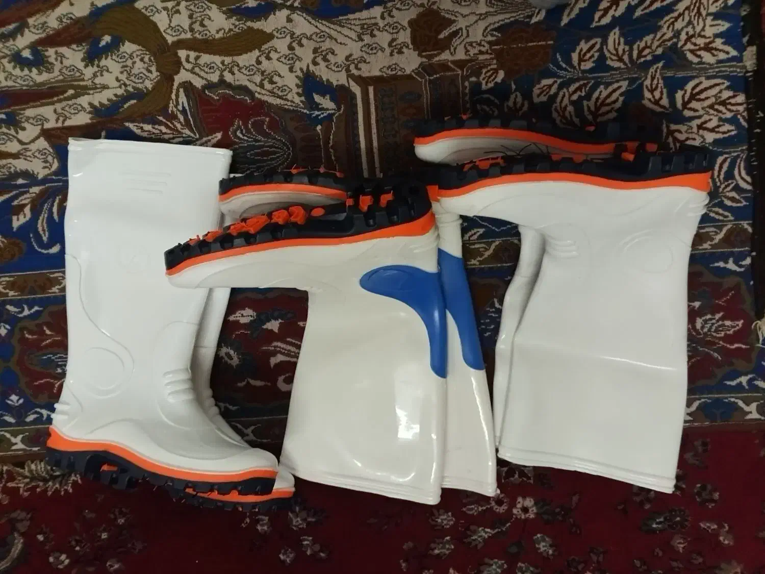 چکمه بلند|کیف، کفش، کمربند|قم, وادی السلام|دیوار