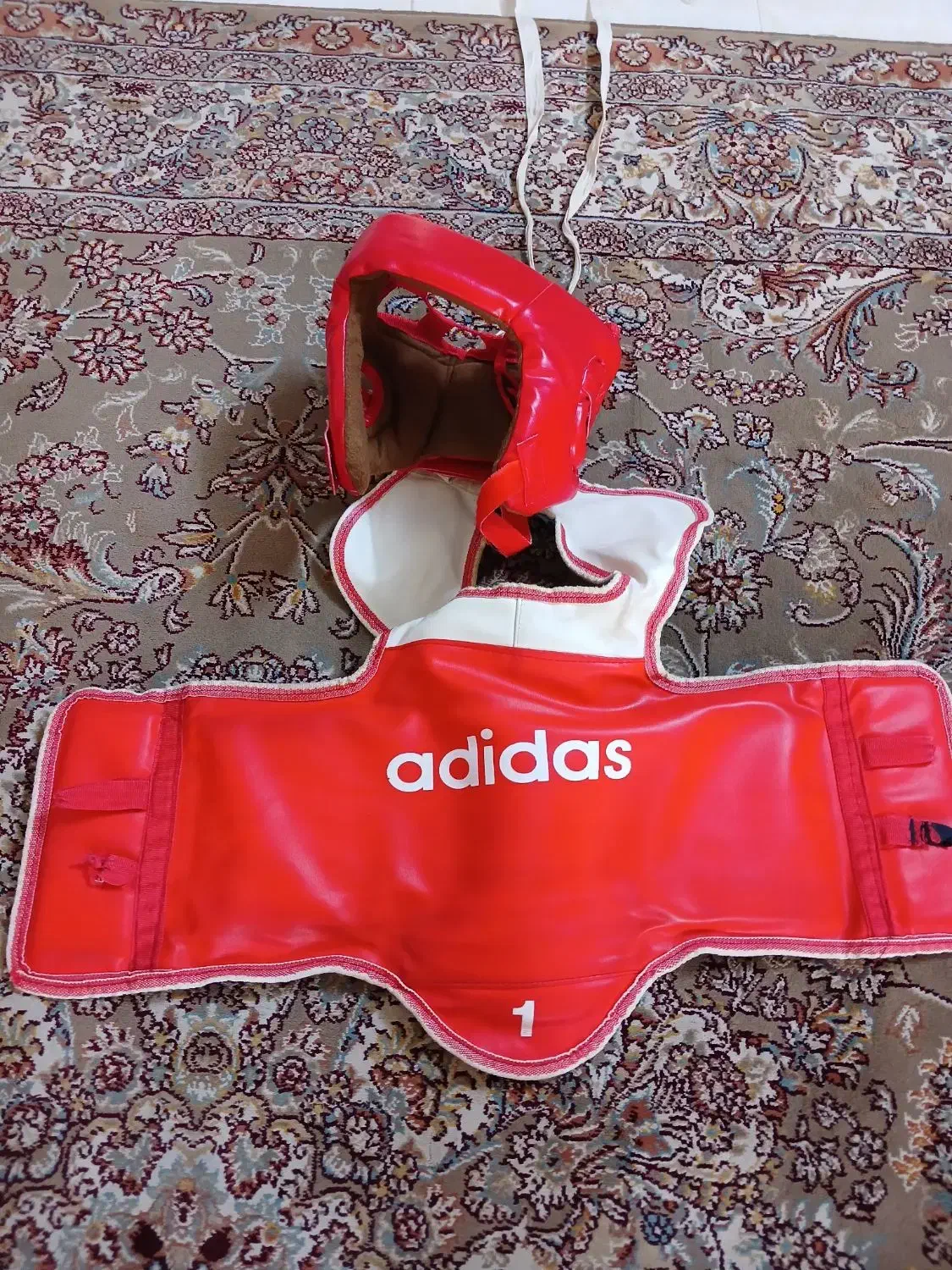 هوگو و کلاه وشو|تجهیزات ورزشی|آبیک, |دیوار