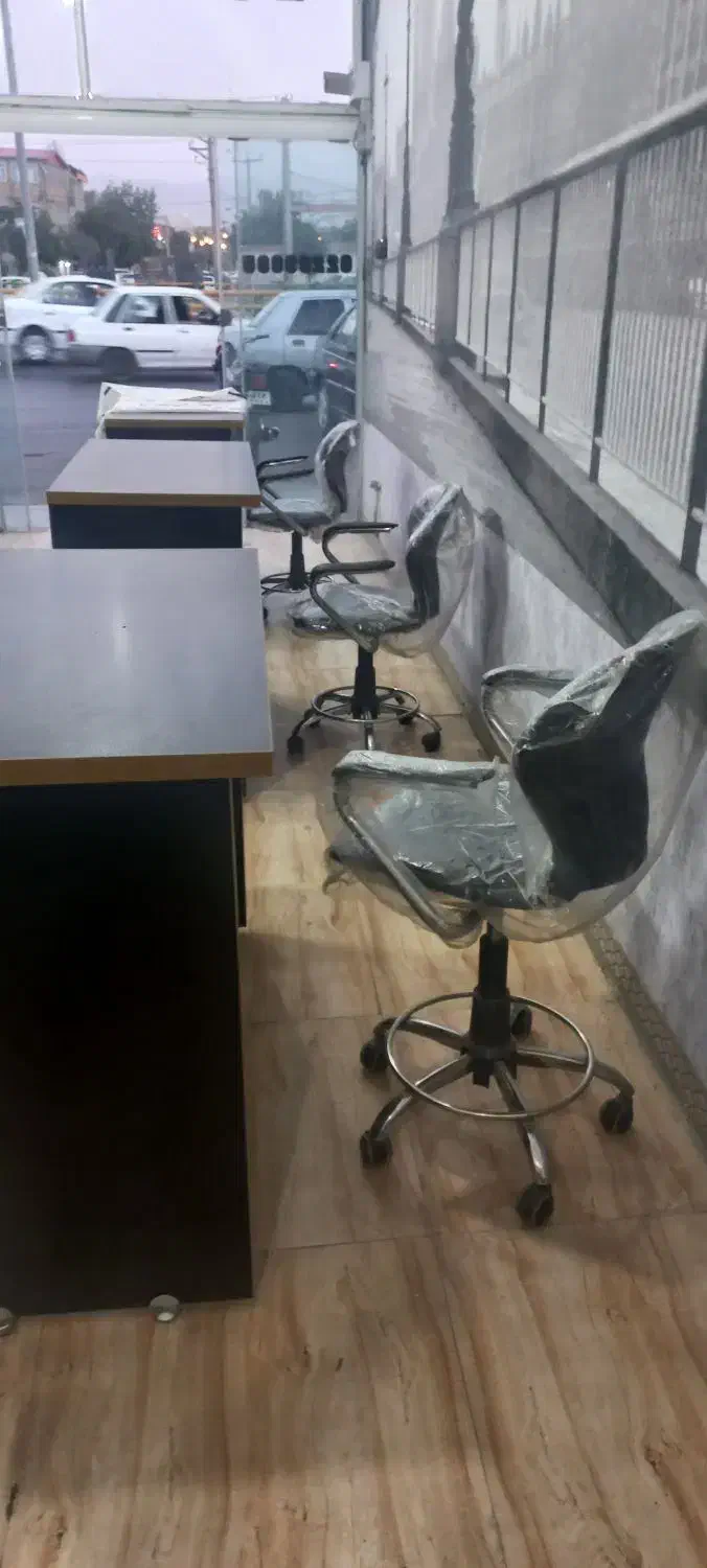 تعدادی میز اداری وصندلی چرخشی|مبلمان اداری|اراک, |دیوار