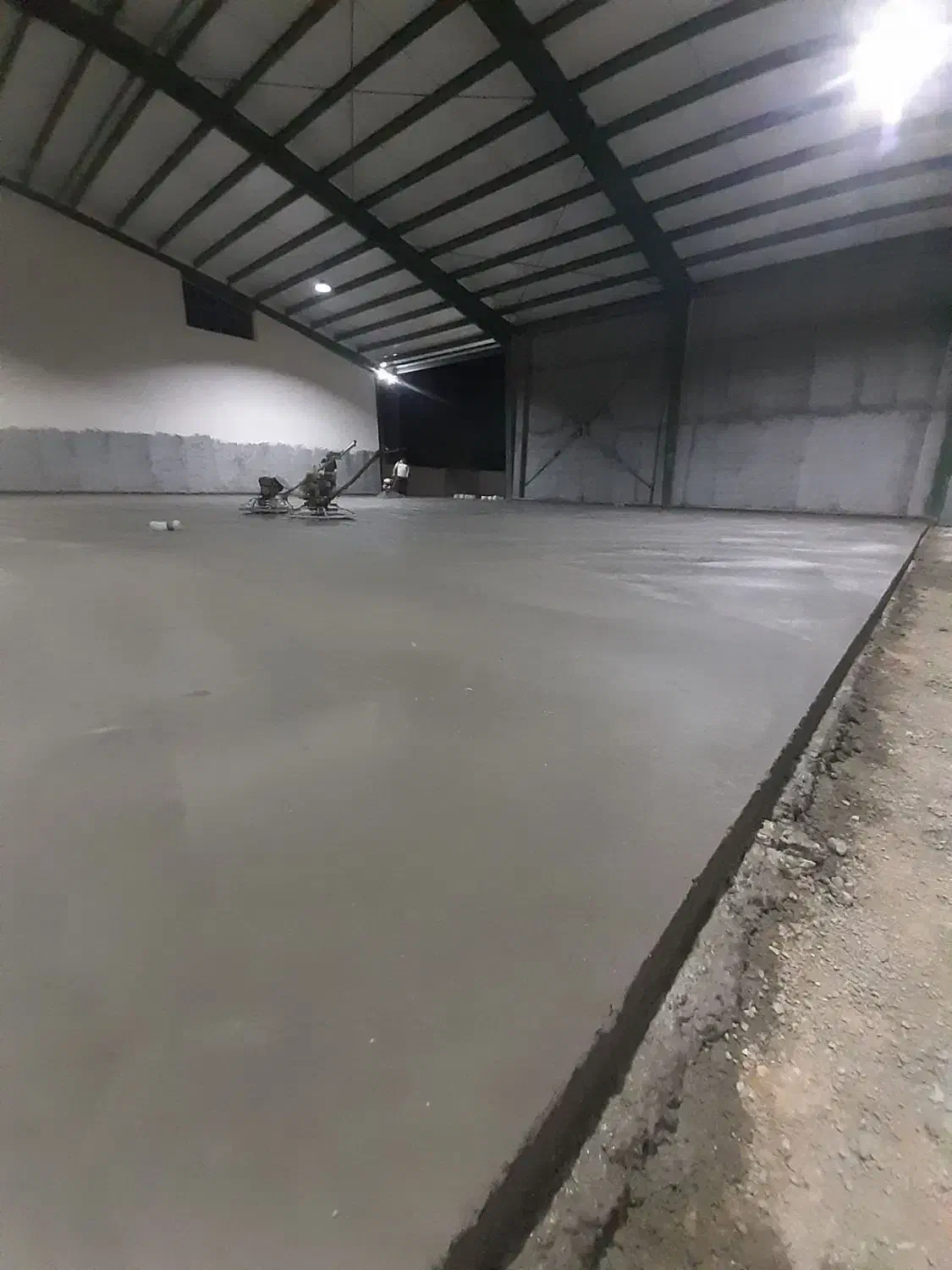 بتن ریزی کف باماله پروانه و تراز لیزری|خدمات پیشه و مهارت|بندرعباس, |دیوار