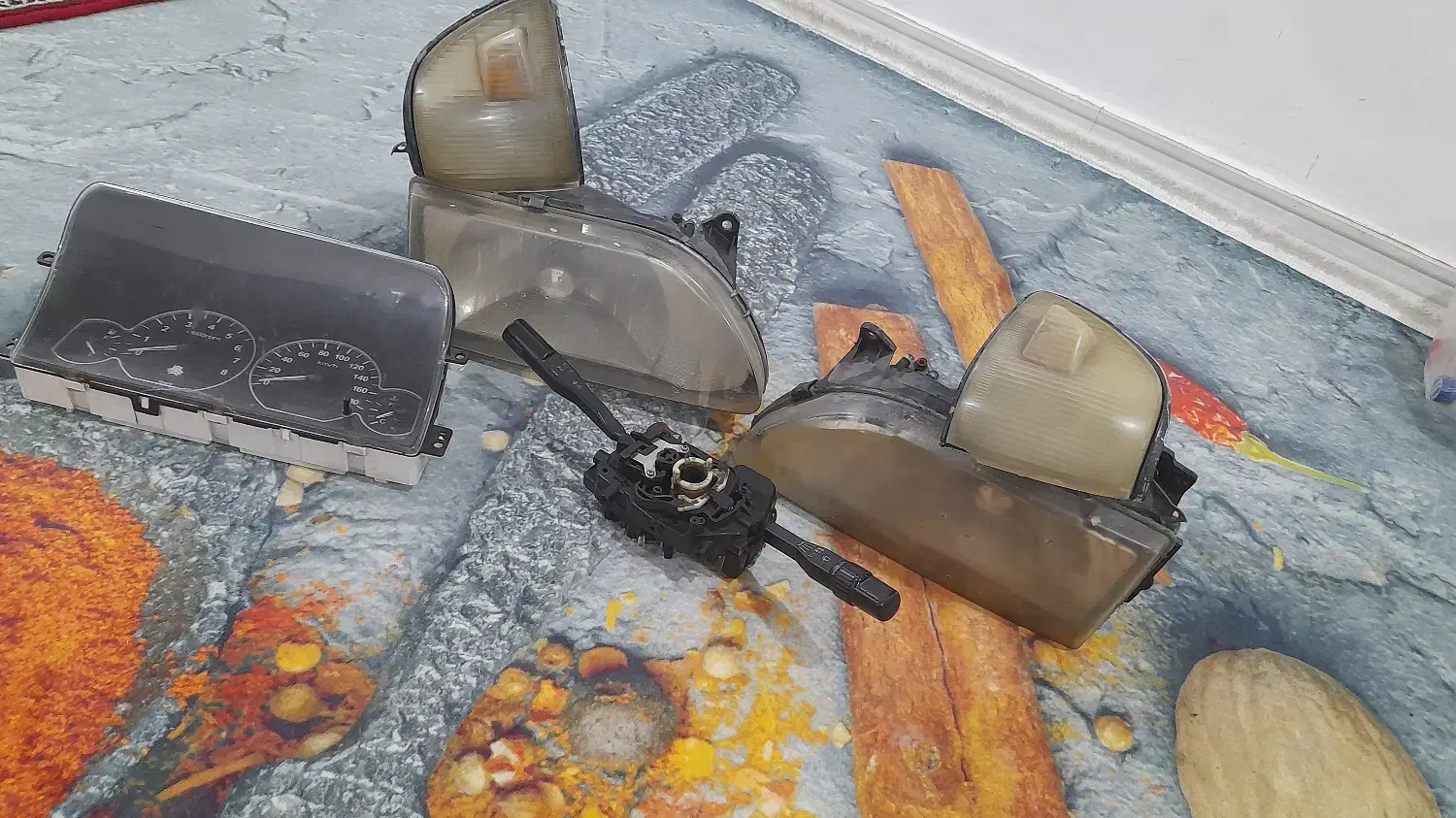 چراغ جلوی ۱۴۱ دسته چراغ وکیلومتر|قطعات یدکی و لوازم جانبی|تولم شهر, |دیوار