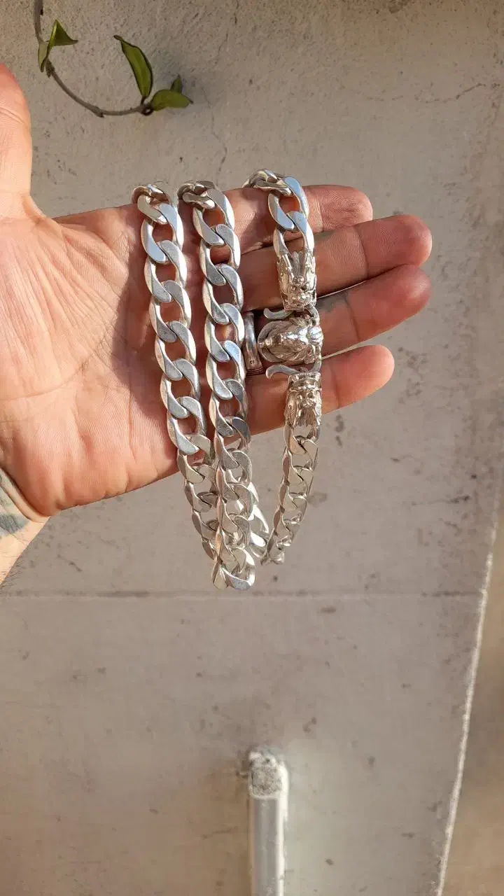 زنجیر نقره|جواهرات|ری, جوانمرد قصاب|دیوار