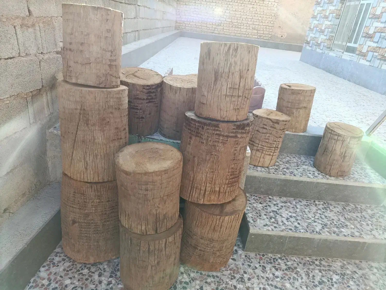 انواع صندلی درست شده با تنه ی درخت نخل|صندلی و نیمکت|شیراز, بید زرد|دیوار