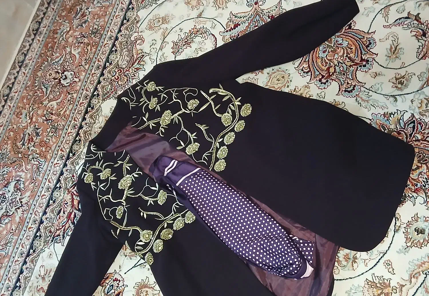 کت وشلوار و روسری|لباس|گچی, |دیوار